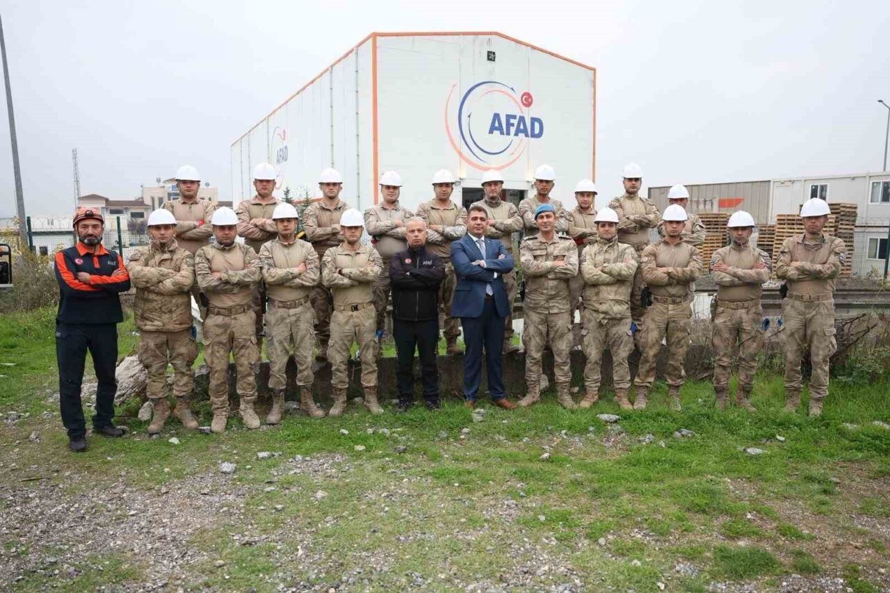 Düzce Valisi Selçuk Aslan, Jandarma Asayiş Komando Bölük Komutanlığı’ndaki komandolar