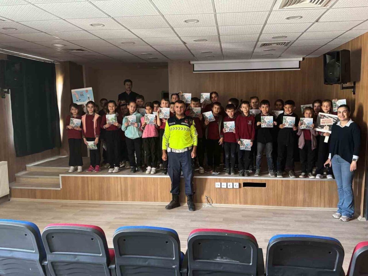 Manisa'nın Sarıgöl ilçesindeki Karacaali Mahallesi İlköğretim Okulu'nda, jandarma ekipleri 35