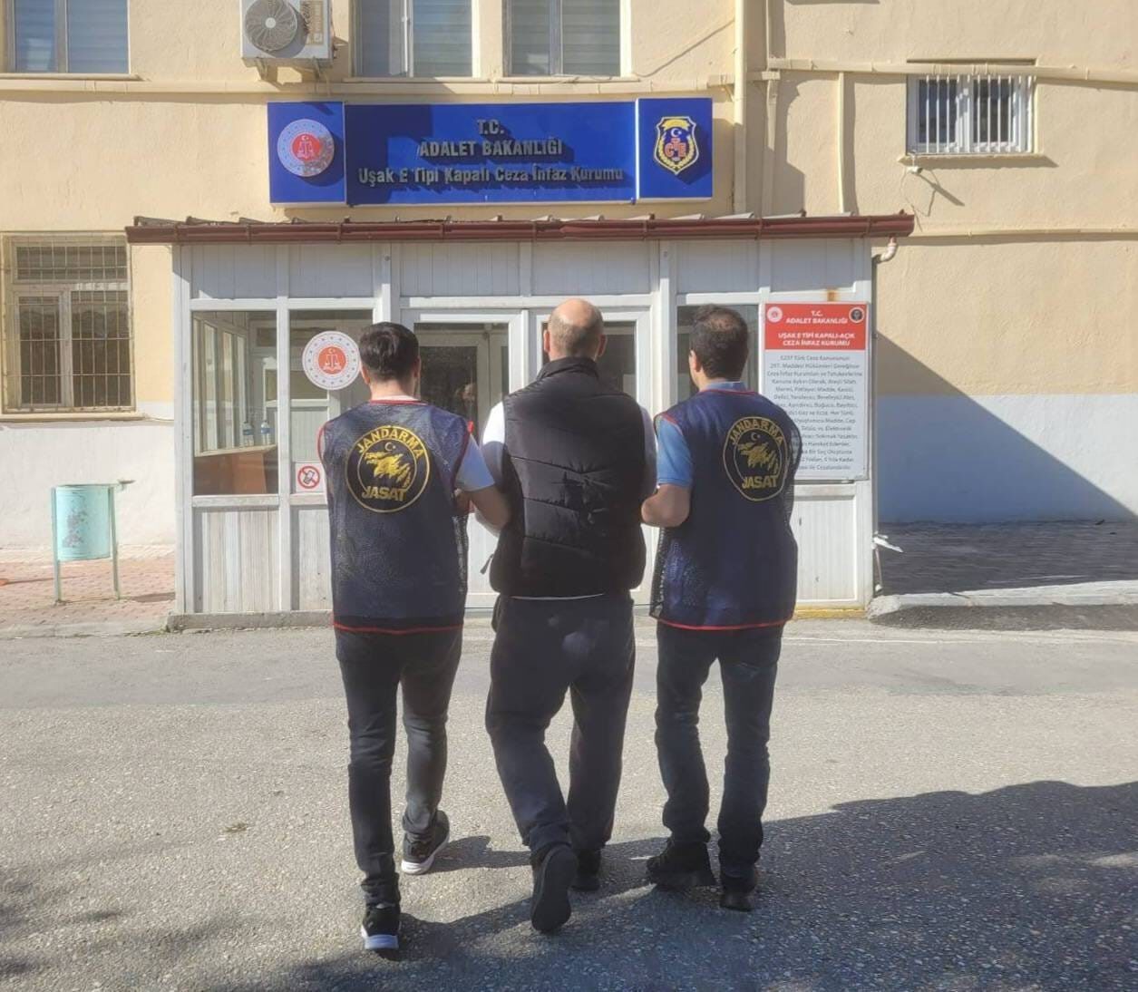 Uşak'ta jandarma ekipleri, JASAT koordinesinde düzenlenen operasyonlarda çeşitli suçlardan 51