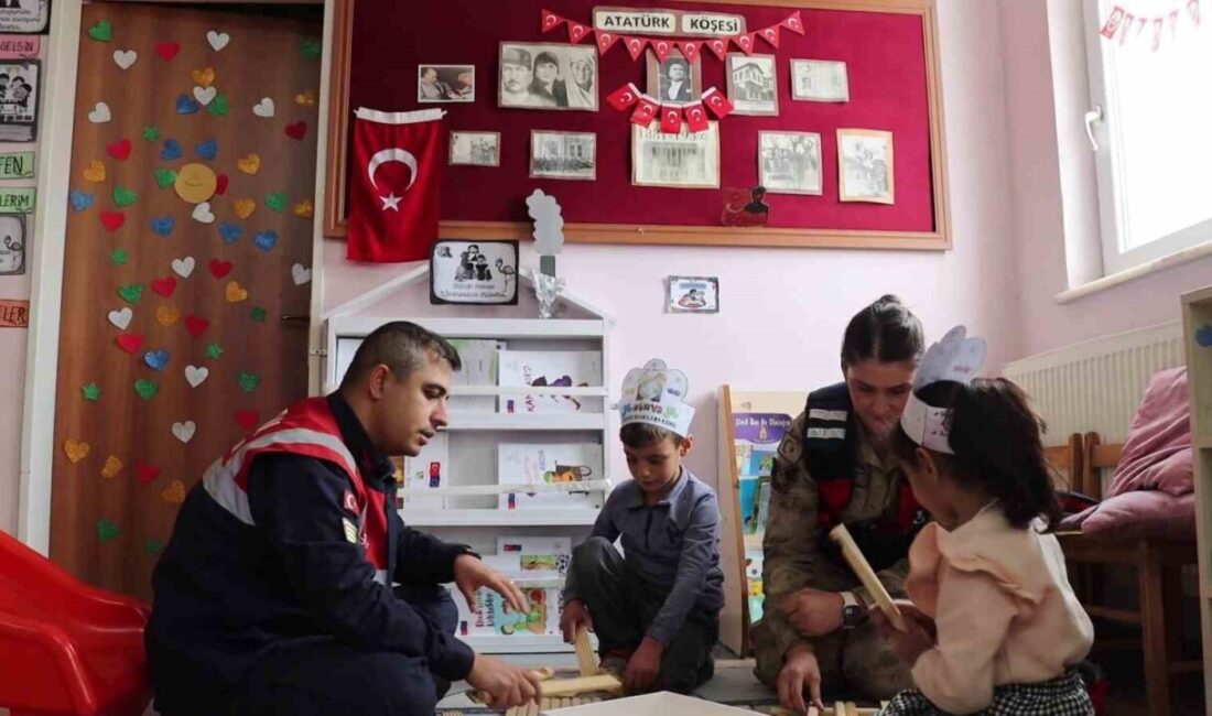 Erzurum'da Jandarma, Dünya Çocuk Hakları Günü dolayısıyla Aziziye'deki Başçakmak İlkokulu'nda