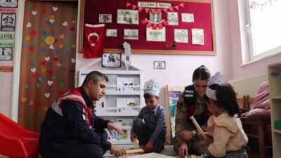 Erzurum'da Jandarma, Dünya Çocuk Hakları Günü dolayısıyla Aziziye'deki Başçakmak İlkokulu'nda