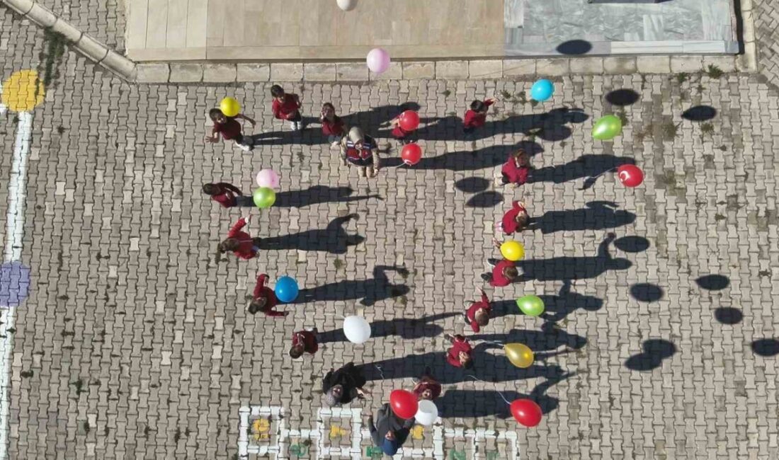 Siirt’te Jandarma Ekipleri, Dünya Çocuk Hakları Günü’nde Okul Ziyaretleri Gerçekleştirdi Siirt Valiliği'ne bağlı Jandarma ekipleri, 20 Kasım Dünya Çocuk Hakları