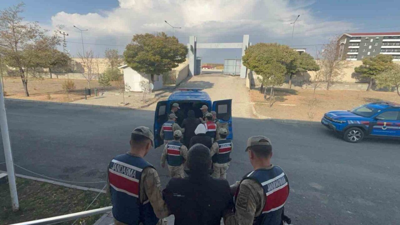 Erzurum'un Horasan ilçesinde Jandarma, kaçak kazı yapan 4 kişiyi yakaladı.