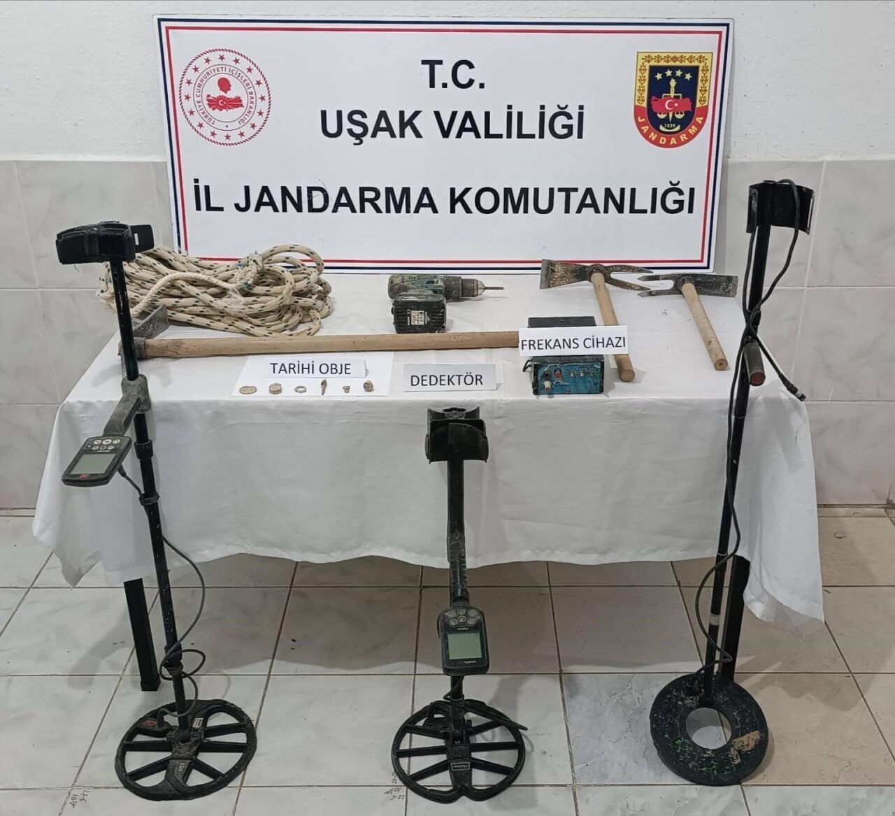 Uşak'ın Karahallı ilçesinde izinsiz kazı yapan M.K. (51), A.Ç. (44)