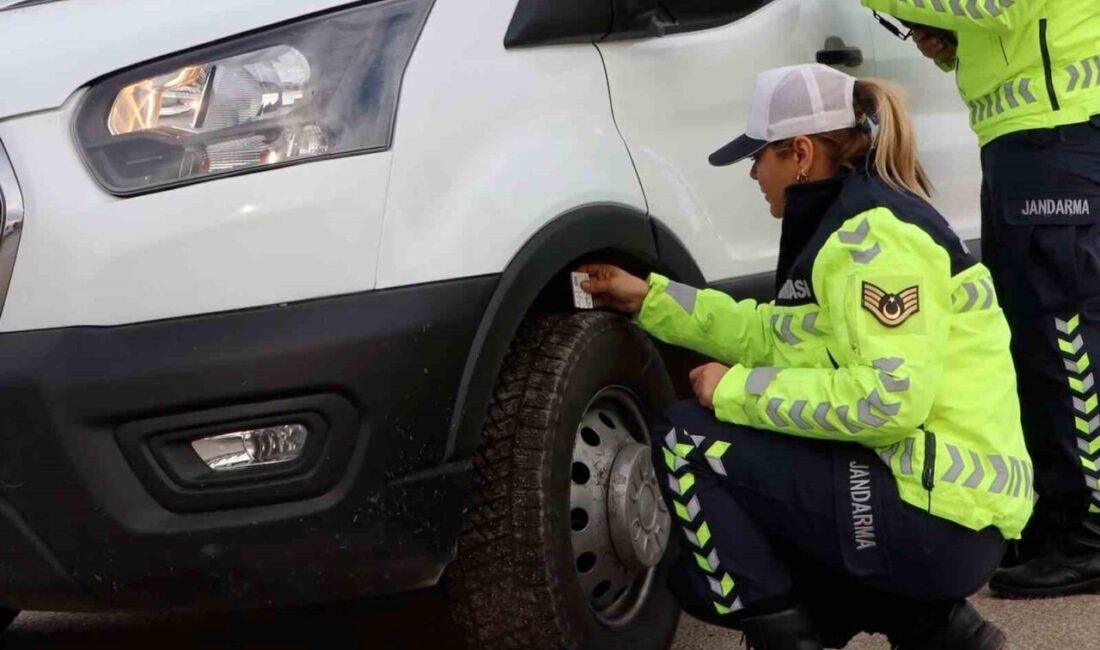 Bolu İl Jandarma Komutanlığı ekipleri, kış lastiği denetimi yaptı. Çaydurt