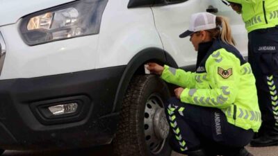 Bolu İl Jandarma Komutanlığı ekipleri, kış lastiği denetimi yaptı. Çaydurt