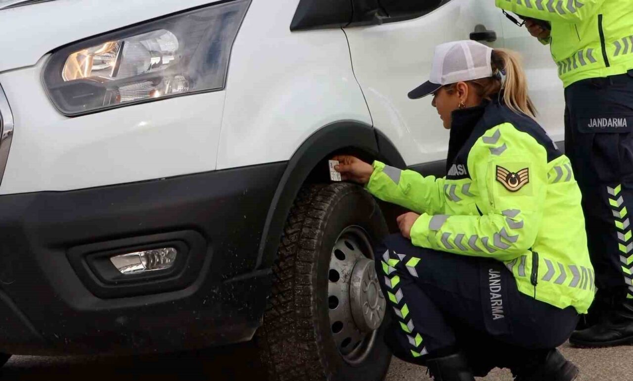 Bolu İl Jandarma Komutanlığı ekipleri, kış lastiği denetimi yaptı. Çaydurt