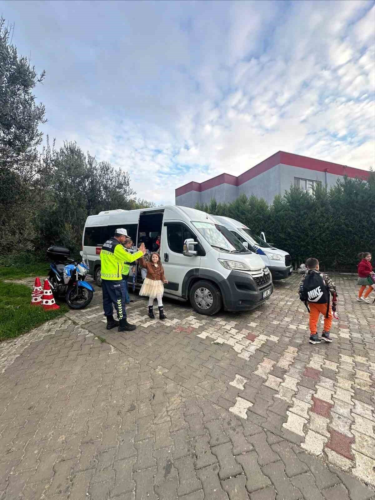 Çanakkale İl Jandarma Komutanlığı, okul servisleri üzerinde güvenliği artırmak amacıyla