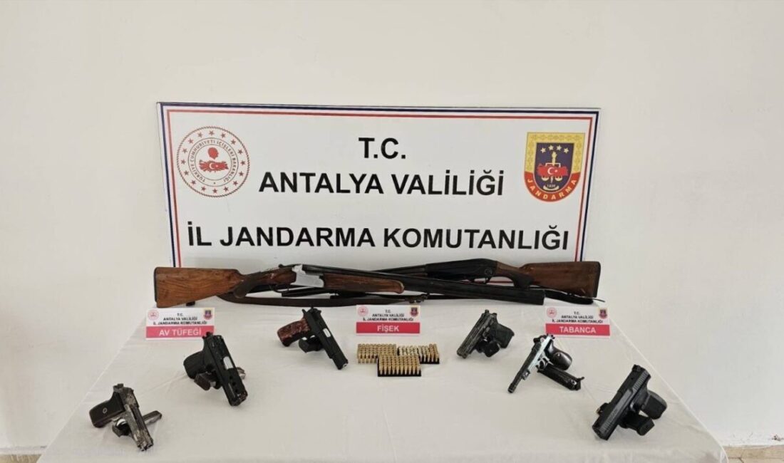 Antalya'nın Serik ilçesinde gerçekleştirilen operasyonlar sonucunda 6 tabanca, 2 av