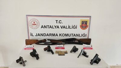 Antalya'nın Serik ilçesinde jandarma, silah kaçakçılığına yönelik operasyonda 6 tabanca,