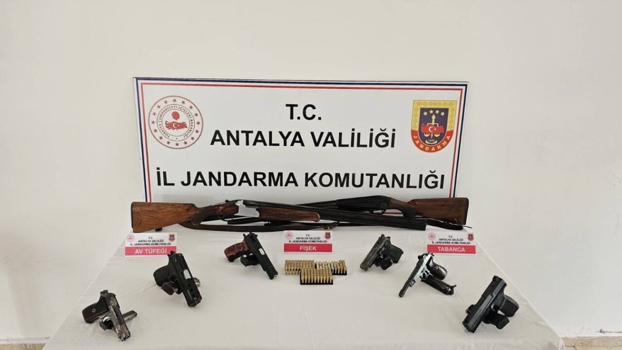 Antalya'nın Serik ilçesinde jandarma, silah kaçakçılığına yönelik operasyonda 6 tabanca,