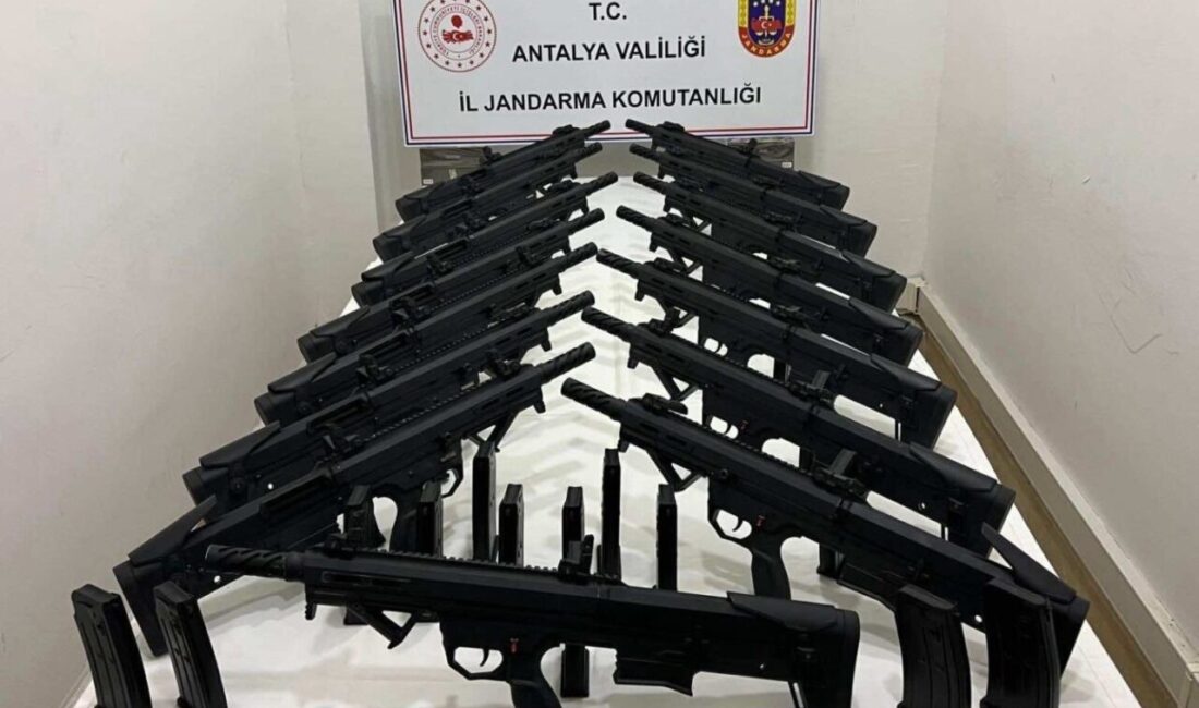 Antalya’da silah kaçakçılığına yönelik düzenlenen operasyonda 15 pompalı tüfek ve şarjör ele geçirildi Antalya'nın Kepez ilçesinde jandarma, silah kaçakçılığına yönelik düzenlediği operasyonda bir