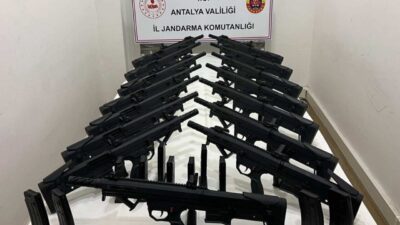 Antalya'nın Kepez ilçesinde silah kaçakçılığına dair düzenlenen operasyonda, Jandarma ekipleri