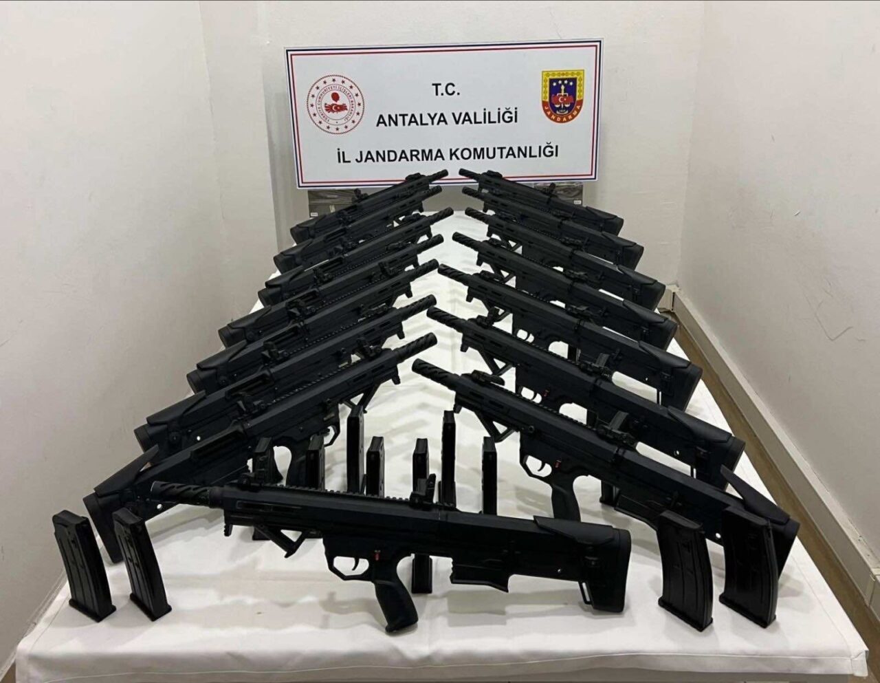 Antalya’da düzenlenen operasyonda 15 pompalı tüfek ve şarjör ele geçirildi