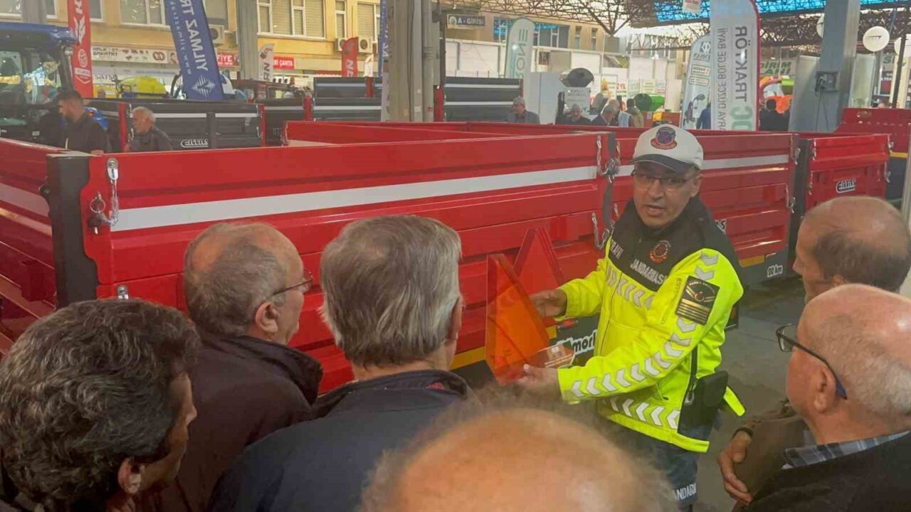 Sakarya İl Jandarma Komutanlığı, Hendek'te düzenlenen tarım fuarında vatandaşlara trafik