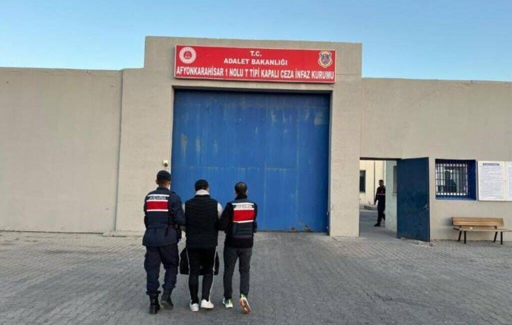 Afyonkarahisar’da Jandarma’nın Torbacılara Yönelik Operasyonunda Bir Kişi Tutuklandı, Çok Sayıda Uyuşturucu Madde Ele Geçirildi Afyonkarahisar'da jandarma, uyuşturucu satıcılarına yönelik gerçekleştirdiği operasyonda İ.T. isimli bir