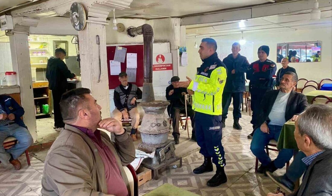 Bilecik’te jandarma, kış lastiği takmanın önemini vurgulamak amacıyla Dodurga Beldesi'ndeki