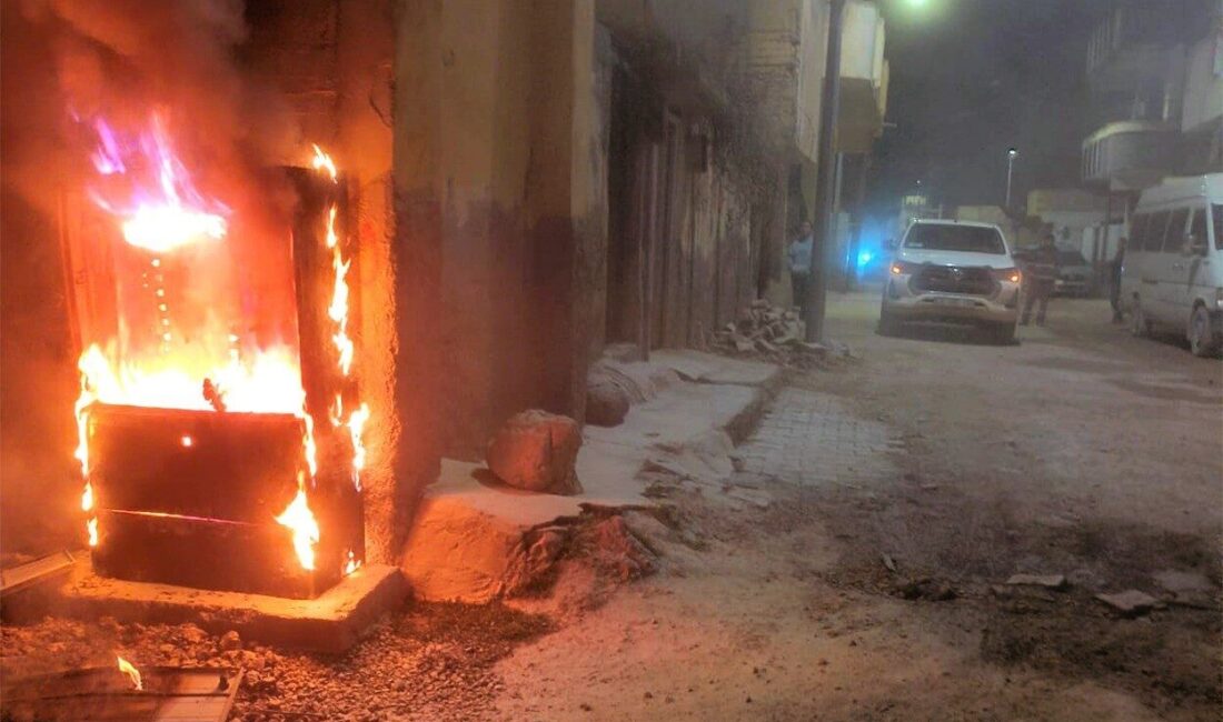 Şanlıurfa’da kaçak elektrik bağlantıları, 39 panonun yanmasına neden oldu Şanlıurfa'nın Viranşehir ve Suruç ilçelerinde kaçak elektrik bağlantıları, elektrik panolarının