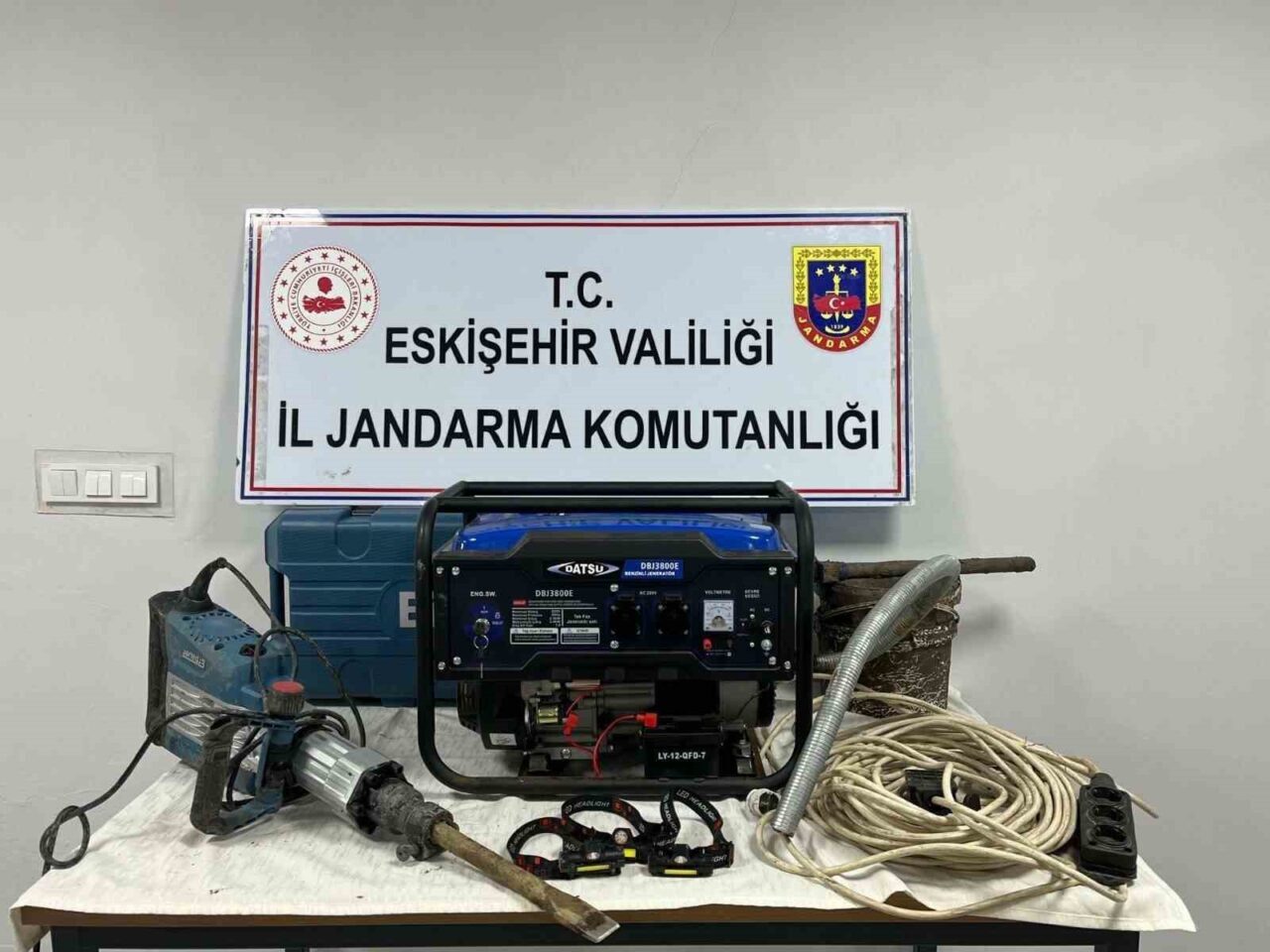 Eskişehir'in Odunpazarı ilçesinde jandarma, kaçak kazı yapan 4 kişiyi suçüstü
