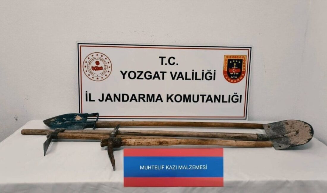 Yozgat’ta Kaçak Kazı Yaparken Suçüstü Yakalanan İki Şüpheli Hakkında İşlem Başlatıldı Yozgat'ın Akdağmadeni ilçesinde, jandarma ekipleri kaçak kazı yapan Ö.E. ve