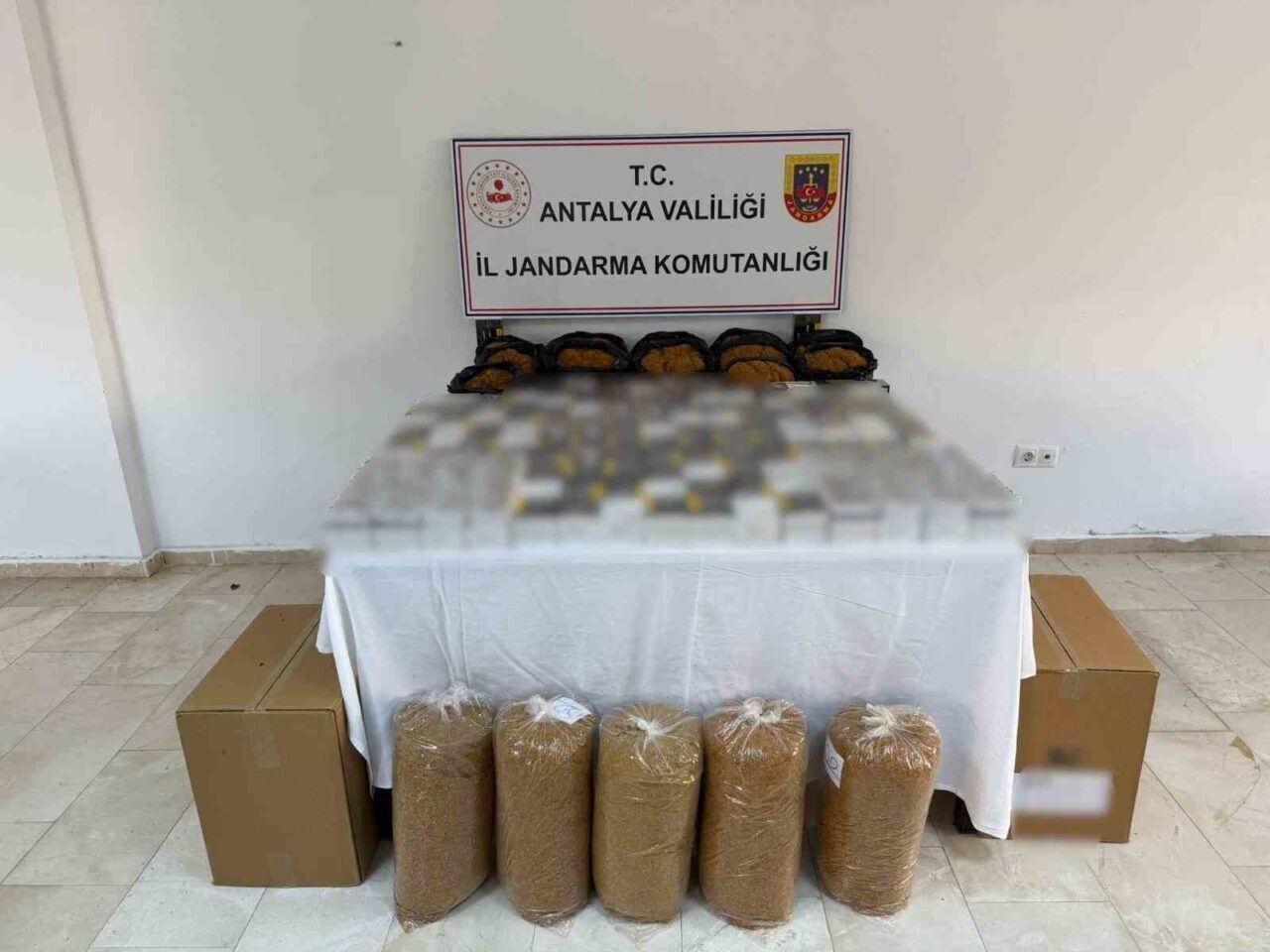 Antalya İl Jandarma Komutanlığı, Serik'te gerçekleştirdiği operasyonda 27 bin 500