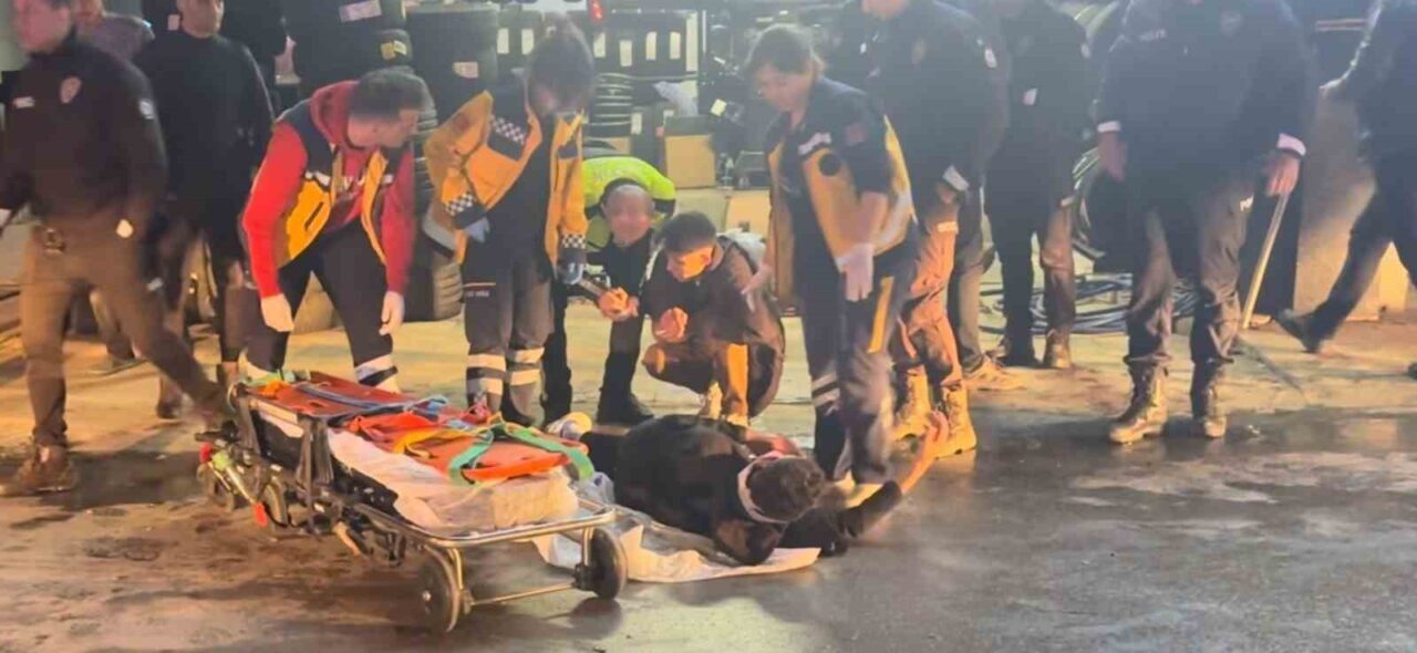 Edirne’de Kaçan Motosiklet Sürücüsü Polis Aracına Çarptı, İki Kişi Yaralandı Edirne'de dur ihtarına uymayan motosiklet sürücüsü B.B.Y., polis aracıyla çarpıştı.