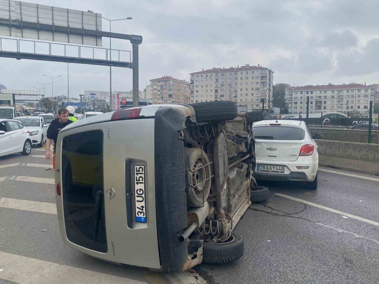 Kadıköy D-100 karayolu Avrasya Tüneli girişinde yaşanan üç araçlı kazada,