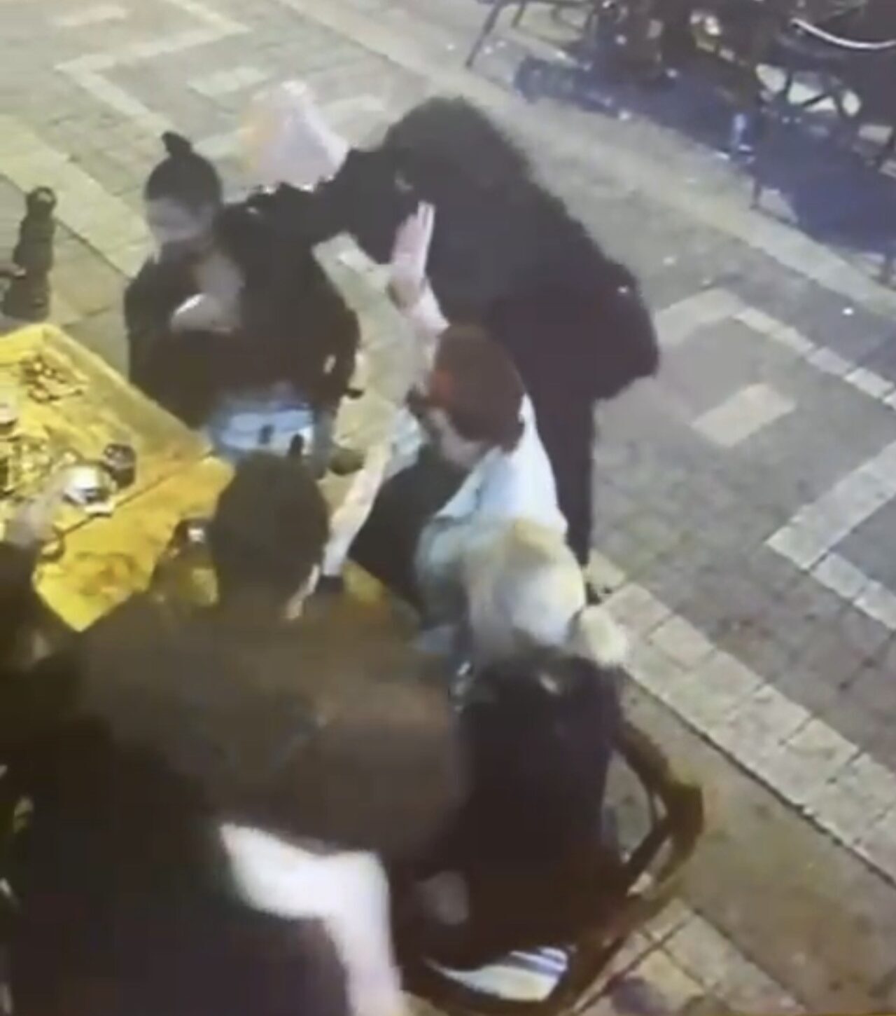 İstanbul Kadıköy'de Gözde Yılmaz (33), bir eğlence mekanının önünde S.G.A.