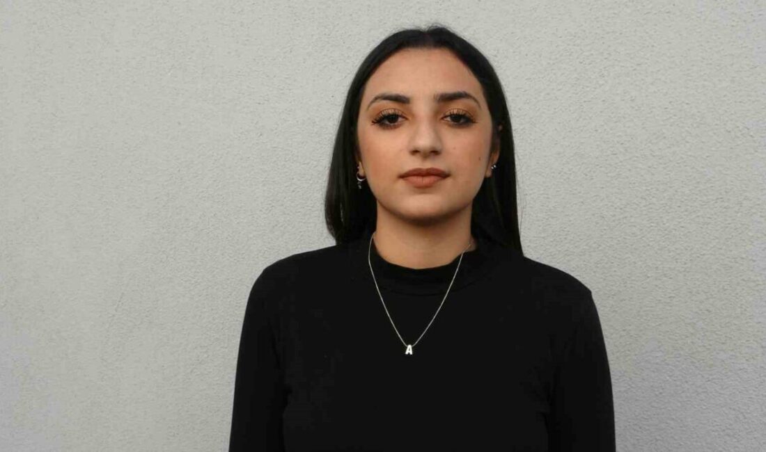 Çanakkale’de Eski Eşini Av Tüfeğiyle Öldüren Ferdi A.’nın Kızı Adalet İstedi: “Annemin Katilinin Cezası En Ağır Olmalı” Çanakkale'de, 2.5 ay önce boşandığı ferdi A.'nın Şerife A.'yı av