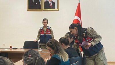 Hakkari'nin Yüksekova ilçesinde, kadın güvenlik güçleri Kadın Destek Uygulaması'nı (KADES)