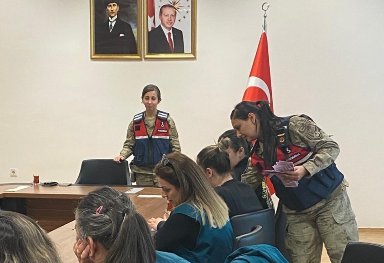 Yüksekova’da Kadın Güvenlik Güçleri, KADES Uygulamasını Sınır Bölgesinde Tanıtıyor