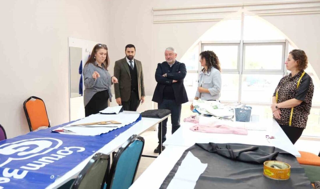 Çorum Belediyesi, israfı önlemek amacıyla afişlerden yapılan çantalarla dikkat çekiyor.