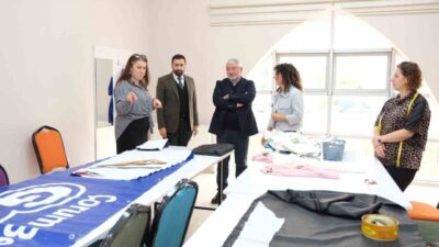 Çorum Belediyesi, israfı önlemek amacıyla afişlerden yapılan çantalarla dikkat çekiyor.