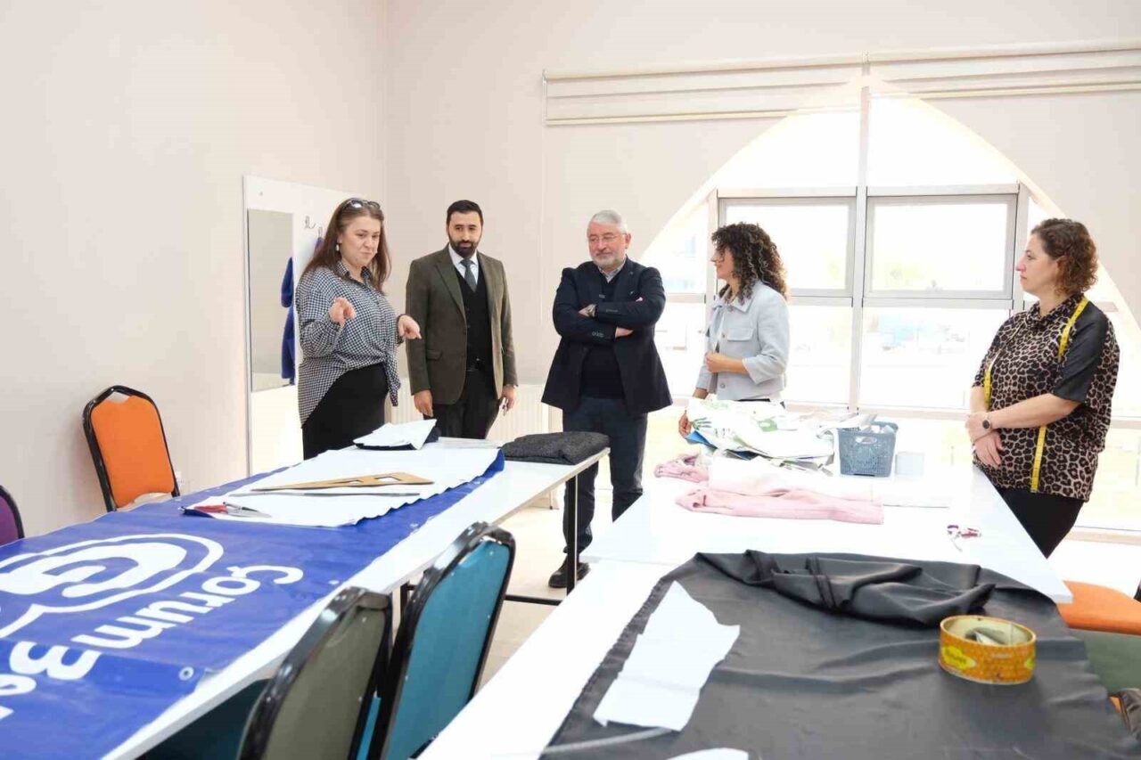 Çorum Belediyesi’nden Geri Dönüşüm Projesi: Kadın Kursiyerler Afişlerden Çanta Üretiyor