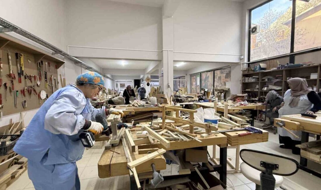 Çorum’da Kadınların Üretim Merkezi: Ahşap Tasarım ve Mobilya Atölyesi Açıldı Çorum Belediyesi, kadınların istihdamını teşvik etmek için Orta Karadeniz Kalkınma