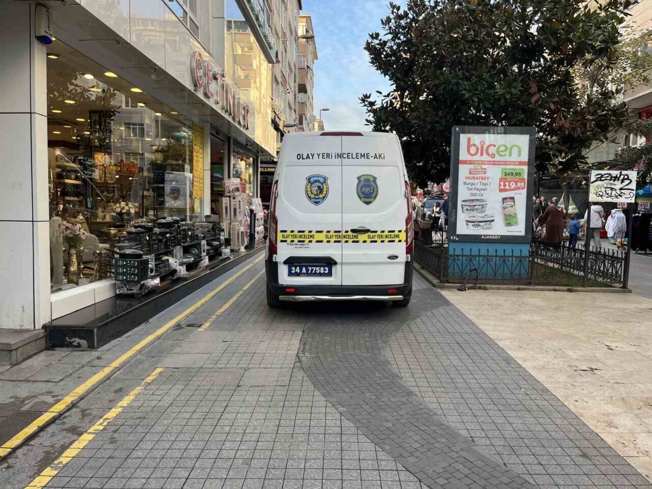 İstanbul'un Küçükçekmece ilçesinde bir kafeye giren kar maskeli saldırgan, oturan