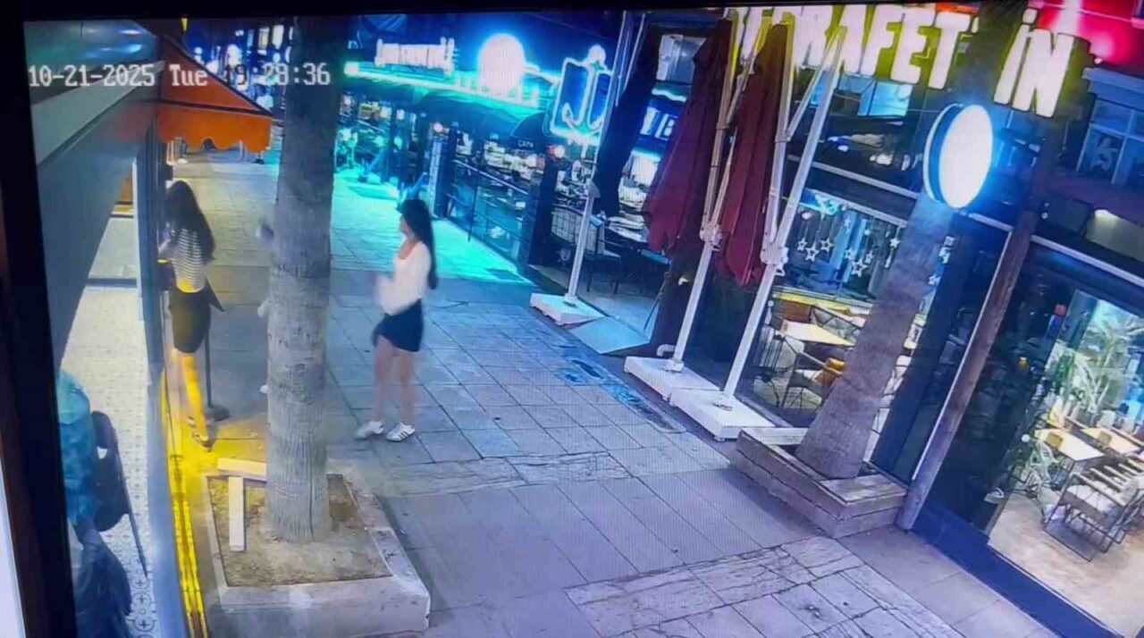Hatay'daki bir işletmede müşterilerin cam kapıya çarptığı anlar güvenlik kameralarına