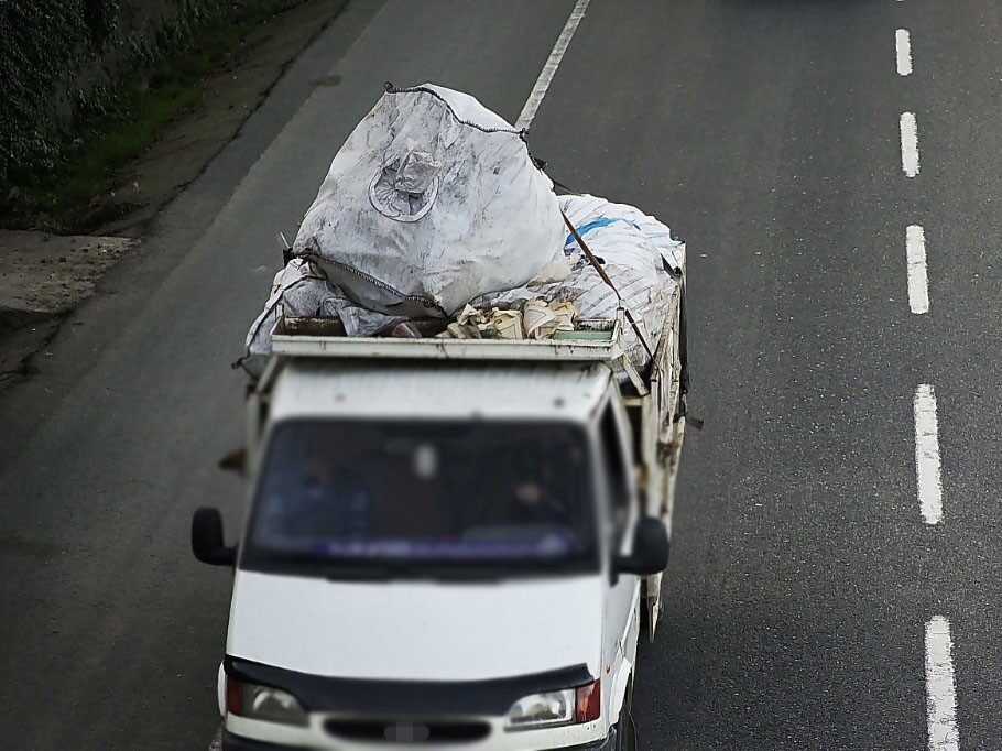 Ordu’da yol kenarında bulunan Kur’an-ı Kerim sayfalarının, kağıt taşıyan bir