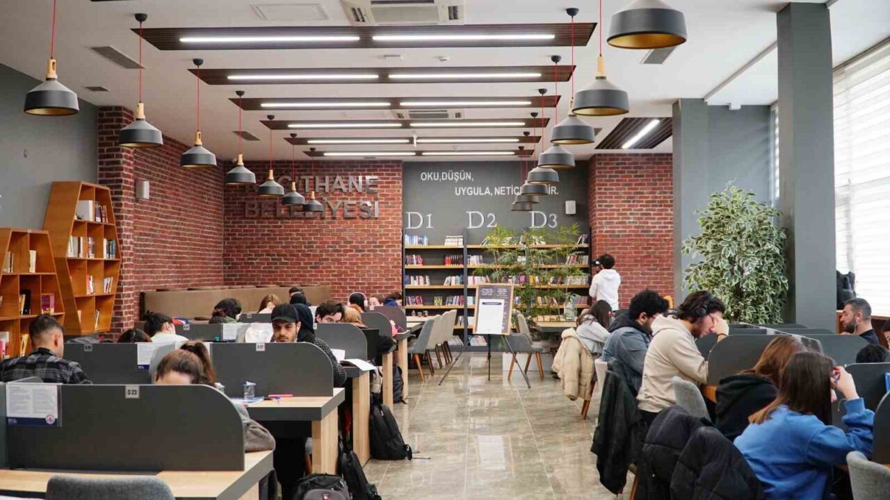 Kağıthane'deki Millet Kıraathaneleri, modern yapıları ve ferah alanlarıyla öğrencilere ders