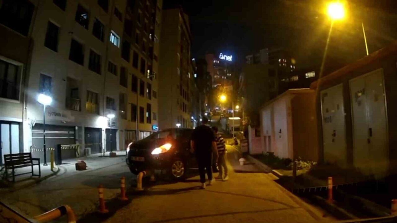 Kağıthane'de ters yöne giren sürücü, karşıdan gelen araca yol vermek