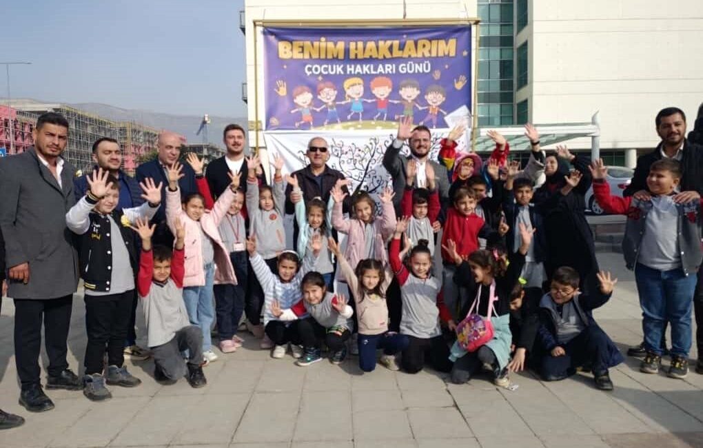 Kahramanmaraş'ta Sarıkaya İlkokulu öğrencileri, Dünya Çocuk Hakları Günü kapsamında etkinlik
