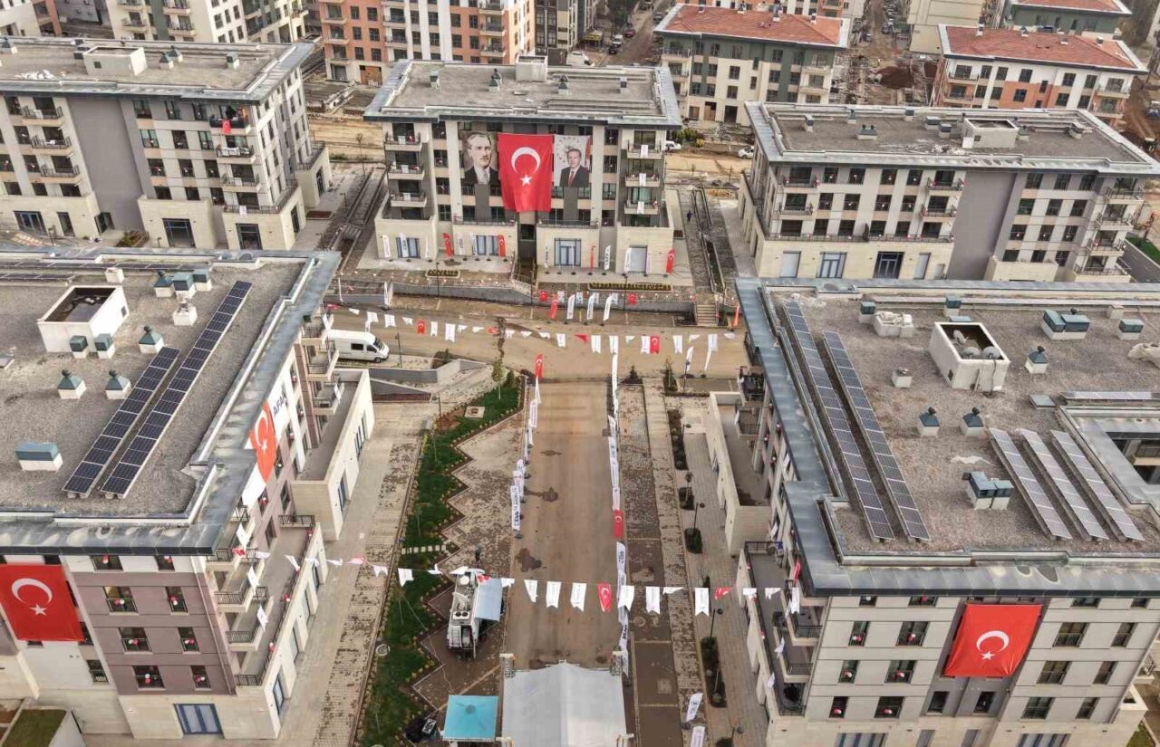 Kahramanmaraş’ta düzenlenen törenle, deprem sonrası inşa edilen 5 bin 733
