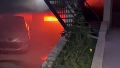 Kahramanmaraş'ta bir apartmanın otoparkında park eden elektrikli otomobil bilinmeyen bir