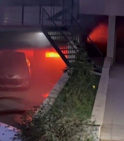 Kahramanmaraş'ta bir apartmanın otoparkında park eden elektrikli otomobil bilinmeyen bir