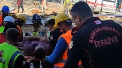 Kahramanmaraş'ın Onikişubat ilçesinde bir inşaat alanında iskele çökmesi sonucu bir