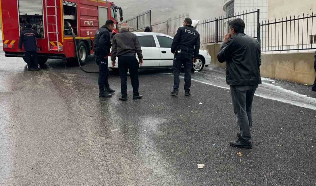 Kahramanmaraş’ta Park Halindeki Opel Otomobilde Çıkan Yangın, İtfaiye Tarafından Kısa Sürede Kontrol Altına Alındı Kahramanmaraş'ta Elbistan Devlet Hastanesi önünde park halindeki Opel marka bir