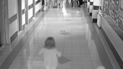 Kahramanmaraş'taki Cahit Zarifoğlu İlkokulu'nda bir öğrenci, oyuncağından yediği yiyecek nedeniyle