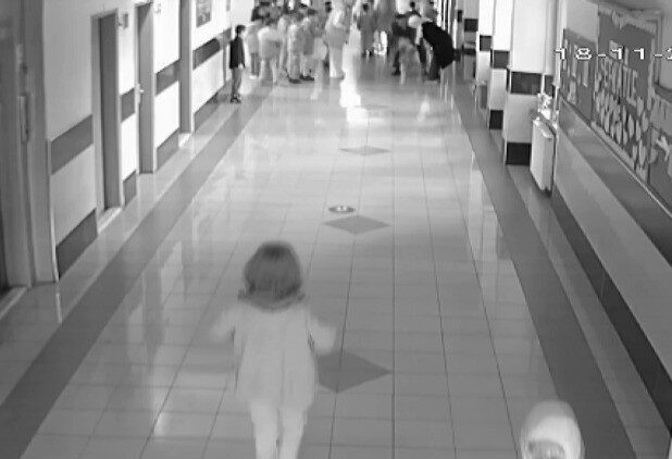 Kahramanmaraş'taki Cahit Zarifoğlu İlkokulu'nda bir öğrenci, oyuncağından yediği yiyecek nedeniyle