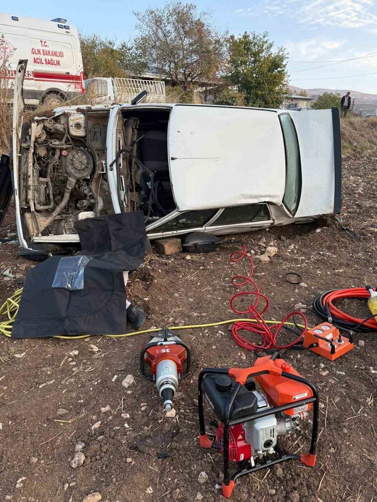 Kahramanmaraş'ta, 41 yaşındaki Ahmet Paçacı'nın kullandığı otomobil, sürücünün direksiyon hakimiyetini