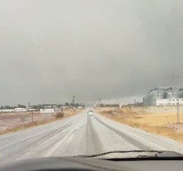 Adıyaman’da Dolu Yağışı Trafiği Olumsuz Etkiliyor, Sürücülere Uyarı Yapıldı Adıyaman'da Kahta-Sincik yolundaki Türkiye Petrolleri tesisleri çevresinde şiddetli dolu yağışı